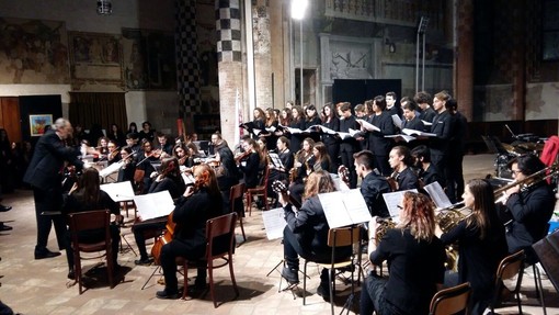 Il coro e l'orchestra del liceo musicale di Cuneo in una foto di repertorio
