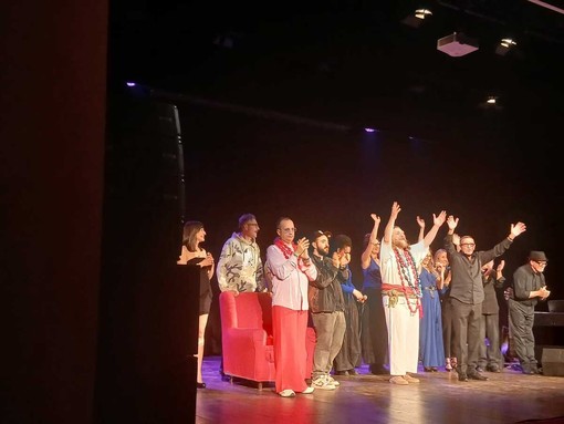 Il cast di "Luce in sala" riceve l'applauso del pubblico al "Magda Olivero" di Saluzzo Il cast di "Luce in sala" riceve l'applauso del pubblico al "Magda Olivero" di Saluzzo