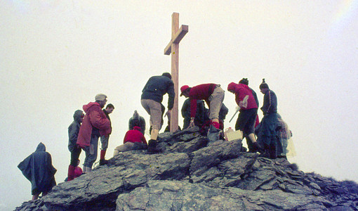 La croce in legno issata su Cima Rasciassa di Oncino nel 1975
