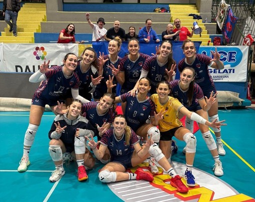 Le pumine che festeggiano la vittoria cagliaritana (ph. ufficio stampa Mondovì Volley) Le pumine che festeggiano la vittoria cagliaritana (ph. ufficio stampa Mondovì Volley)