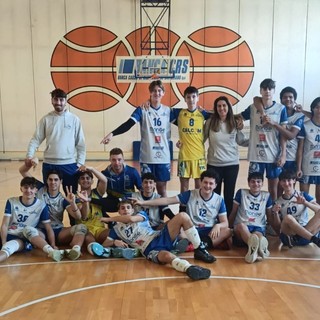 L'Under 17 esulta indicando Edoardo Fissolo