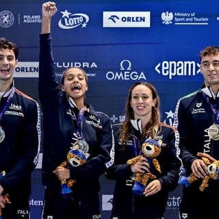 NUOTO / Infinita Sara Curtis: sul tetto d'Europa col secondo oro e il record mondiale nella staffetta 4x50 stile mista. Oggi le batterie dei 100 stile