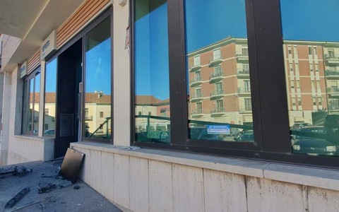 Bancomat fatto esplodere a Lagnasco: bottino stimato in 50 mila euro