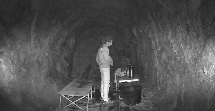 Nel buio assoluto per 24 ore: l'esperienza estrema di Teatro Selvatico in una grotta Nel buio assoluto per 24 ore: l'esperienza estrema di Teatro Selvatico in una grotta