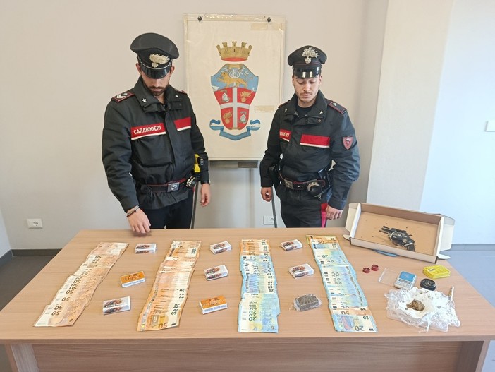 Operazione antidroga dei carabinieri di Borgo San Dalmazzo: 14 arresti, sequestrati stupefacenti e un'arma Operazione antidroga dei carabinieri di Borgo San Dalmazzo: 14 arresti, sequestrati stupefacenti e un'arma