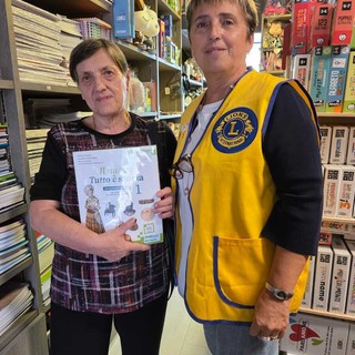 In foto, la presidente del Lions Fossano, Antonella Masento, insieme alla Rappresentante della Caritas di Fossano In foto, la presidente del Lions Fossano, Antonella Masento, insieme alla Rappresentante della Caritas di Fossano