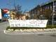 Lo striscione che ieri i lavoratori del presidio Miroglio hanno prima affisso e poi rimosso presso la sede albese dell'azienda