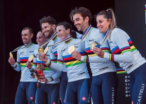 Matteo Sobrero con i compagni sul podio mondiale (foto profilo instagram matteo sobrero) Matteo Sobrero con i compagni sul podio mondiale (foto profilo instagram matteo sobrero)