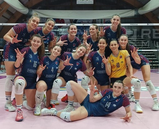 Le pumine festeggiano la vittoria sul campo del Chieri 76 (ph. ufficio stampa Mondovì Volley)