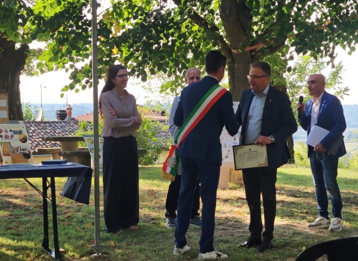 Monchiero premia il vicepresidente della Provincia di Cuneo Massimo Antoniotti Monchiero premia il vicepresidente della Provincia di Cuneo Massimo Antoniotti