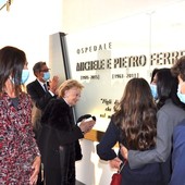 Lo scoprimento della targa di intitolazione dell'ospedale di Verduno a Michele e Pietro Ferrero