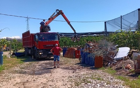 Manta, la raccolta del ferro sostiene la parrocchia: consegnati 1.800 euro a Don Silvio