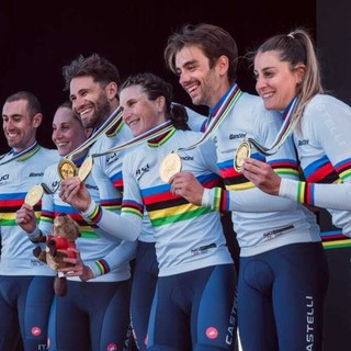Matteo Sobrero con i compagni sul podio mondiale (foto profilo instagram matteo sobrero)