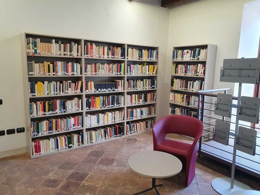 L'interno della biblioteca civica di Manta