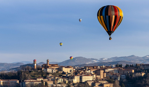 Le mongolfiere che sorvolano Mondovì - fotografia di Lorena Durante Le mongolfiere che sorvolano Mondovì - fotografia di Lorena Durante