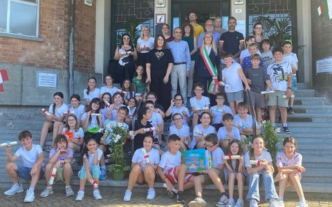 Le classi quinte della Primaria di Manta in vista al Municipio