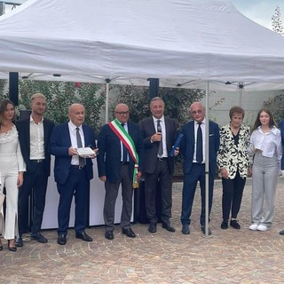 La cerimonia del conferimento della cittadinanza benemerita a Prestofresco da parte del sindaco di Moretta Gianni Gatti alla famiglia Sapino