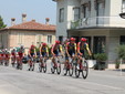 Milan e la Lidl-Trek controllano la corsa a Monforte d'Alba