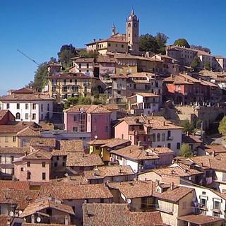Una veduta del comune langarolo Una veduta del comune langarolo