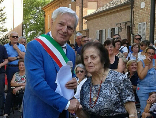 Margherita Riva riceve il pubblico ringraziamento del sindaco maglianese Luigi Carosso