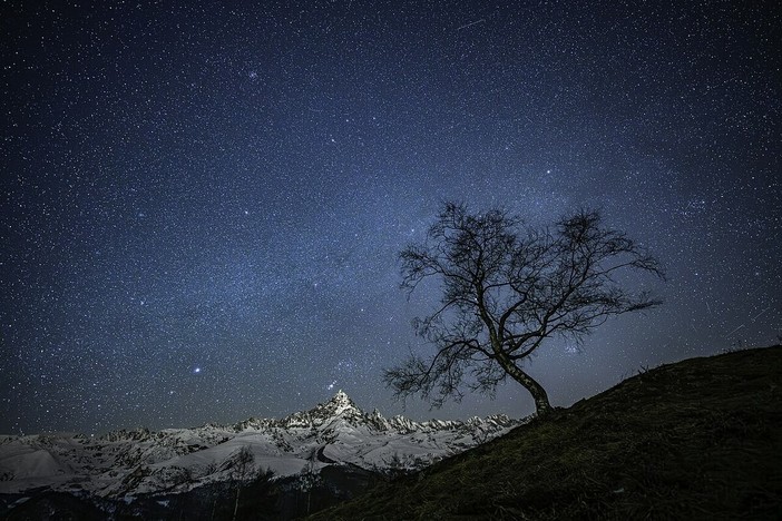 Il Monviso sotto un cielo stellato. Foto Domeian, CC BY-SA 4.0, Wikimedia Commons