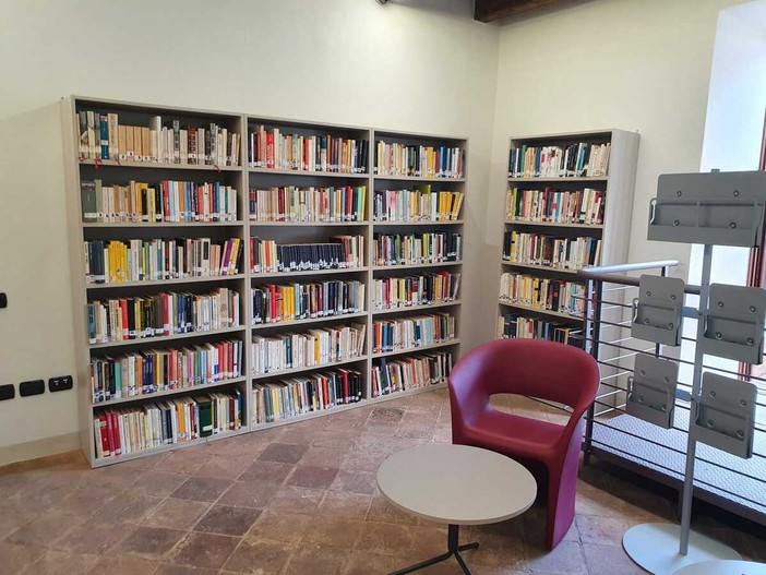 L'interno della biblioteca civica di Manta L'interno della biblioteca civica di Manta