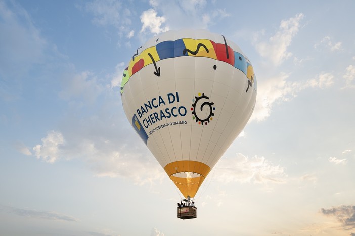 La prima volta sui cieli di Langhe e Roero della mongolfiera di Banca di Cherasco
