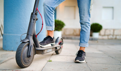 Monopattini elettrici, dal 16 maggio scattano targa e assicurazione obbligatorie: multe fino a 400 euro