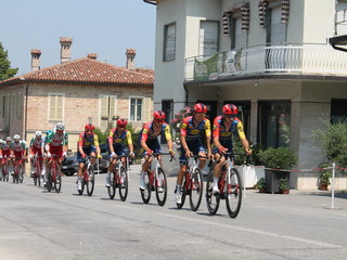 Milan e la Lidl-Trek controllano la corsa a Monforte d'Alba