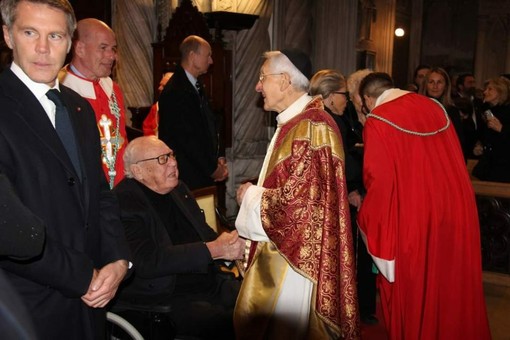 Monsignor Gian Franco Troya con Vittorio Emanuele di Savoia e il figlio Emanuele Filiberto (Foto tratta dalla pagina dell'associazione Ordini Dinastici della Real Casa di Savoia Monsignor Gian Franco Troya con Vittorio Emanuele di Savoia e il figlio Emanuele Filiberto (Foto tratta dalla pagina dell'associazione Ordini Dinastici della Real Casa di Savoia