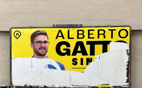 Alba, vandalizzato manifesto elettorale Alberto Gatto in corso Piave