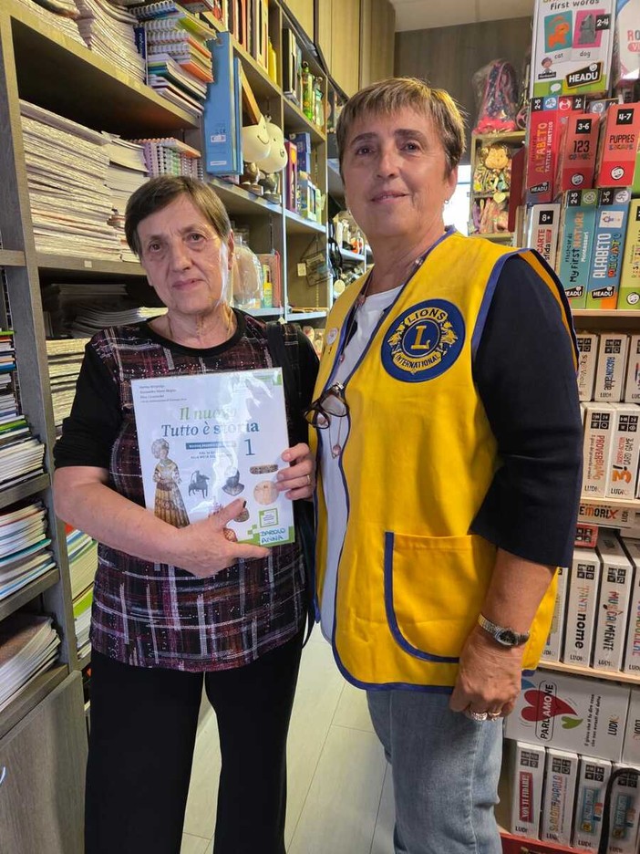 In foto, la presidente del Lions Fossano, Antonella Masento, insieme alla Rappresentante della Caritas di Fossano In foto, la presidente del Lions Fossano, Antonella Masento, insieme alla Rappresentante della Caritas di Fossano