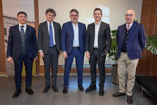 (Da sx. Giuliano Fontanesi e Andrea Ramonda, Amministratore Delegato e Presidente della nuova società Sostelia S.p.A., il Presidente Esecutivo e Amministratore Delegato del Gruppo Hera Cristian Fabbri e Orazio Iacono, e Stefano Speziali, Vicepresidente di Sostelia S.p.A.) (Da sx. Giuliano Fontanesi e Andrea Ramonda, Amministratore Delegato e Presidente della nuova società Sostelia S.p.A., il Presidente Esecutivo e Amministratore Delegato del Gruppo Hera Cristian Fabbri e Orazio Iacono, e Stefano Speziali, Vicepresidente di Sostelia S.p.A.)
