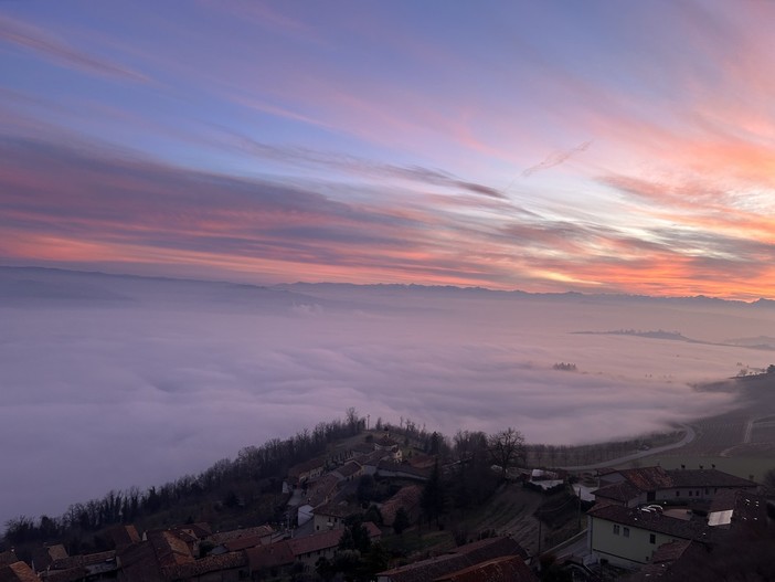 Un suggestivo tramonto su Alba e sulle Langhe avvolte dalla nebbia