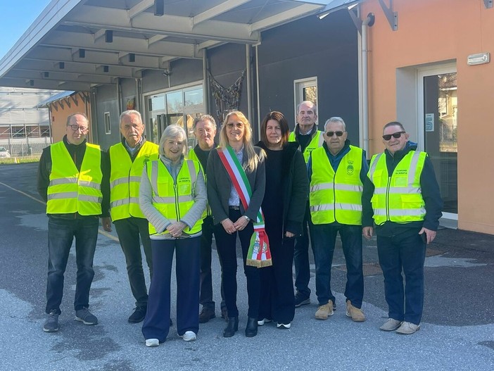 II "nonni vigili" di Manta con il sindaco Ivana Casale e l'assessore Stefania Lasagno II "nonni vigili" di Manta con il sindaco Ivana Casale e l'assessore Stefania Lasagno