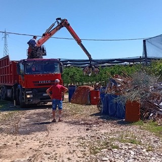 Manta, la raccolta del ferro sostiene la parrocchia: consegnati 1.800 euro a Don Silvio
