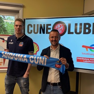 Il nuovo centrale di Cuneo Volley Marco Volpato con il titolare di Cuneo Lube Emiliano Rosso