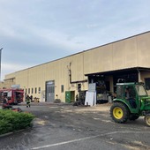 Il magazzino andato a fuoco a Monticello d'Alba