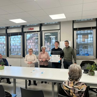 Matteo Garello dell'Istis Rivoira di Verzuolo riceve la borsa di studio in memoria di Emanuela Giannangeli