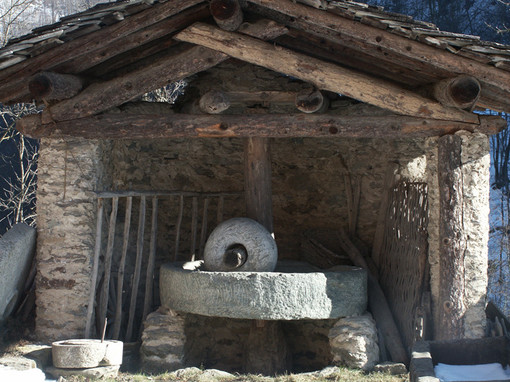 “Lou batòur”- il frantoio della canapa, simbolo del Museo Etnografico Coumboscuro della Civiltà Provenzale Alpina