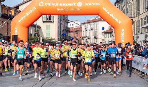 Il via di una precedente edizione de La Mezza Maratona del Marchesato" Il via di una precedente edizione de La Mezza Maratona del Marchesato"