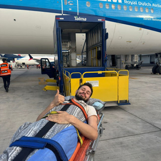 Mattia Vignolo in barella all'aeroporto di Lima in attesa di essere imbarcato sul volo della compagnia olandese Klm