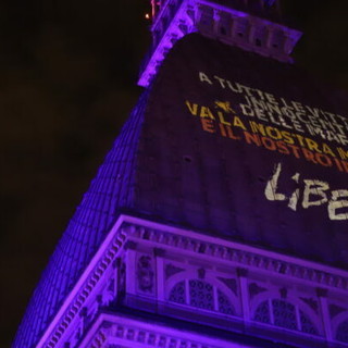 La Mole Antonelliana con la scritta luminosa dedicata a Libera e alle vittime delle mafie