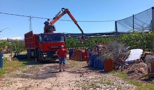 Manta, la raccolta del ferro sostiene la parrocchia: consegnati 1.800 euro a Don Silvio