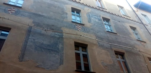 La parte di facciata in via Maghelona a Saluzzo dopo la fine lavori di recupero deli affreschi in facciata