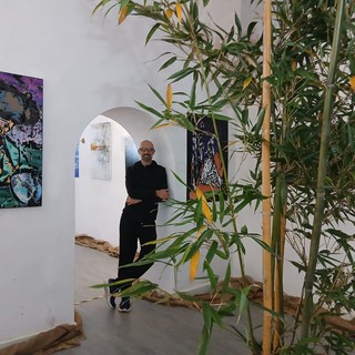 Maurilio Pagnone nello spazio della mostra all'ex Caffè del borgo a Saluzzo
