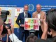 Nella foto, il ministro Urso insieme a Marco Brambilla, responsabile Comunicazione Corporate di Ferrero Italia. In basso insieme anche a Fausta Bergamotto, rappresentati di Poste Italiane e dell’Istituto Poligrafico e Zecca dello Stato Nella foto, il ministro Urso insieme a Marco Brambilla, responsabile Comunicazione Corporate di Ferrero Italia. In basso insieme anche a Fausta Bergamotto, rappresentati di Poste Italiane e dell’Istituto Poligrafico e Zecca dello Stato
