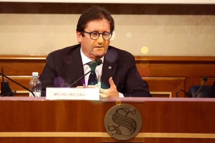 Michelino Davico quando era sottosegretario agli Interni a fianco di Maroni Michelino Davico quando era sottosegretario agli Interni a fianco di Maroni