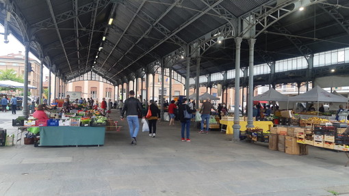 Saluzzo, il mercato di piazza Cavour