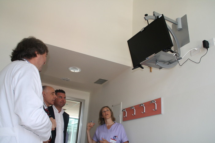 Mondovì, la Famija Monregaleisa dona all’ospedale 16 nuovi televisori
